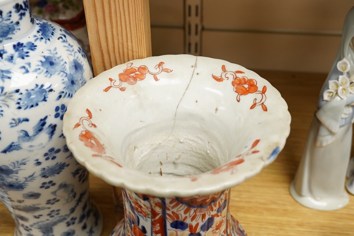 Oriental porcelain including a Chinese blue and white vase and cover, 27cm high